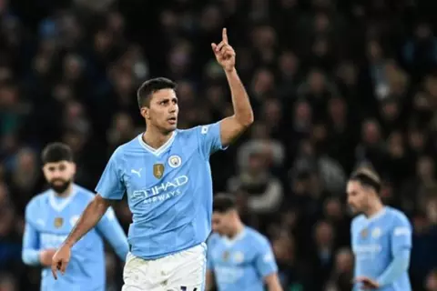 بدأ لعب الكرة.. رودري يعود لتدريبات مانشستر سيتي الجماعية (فيديو)